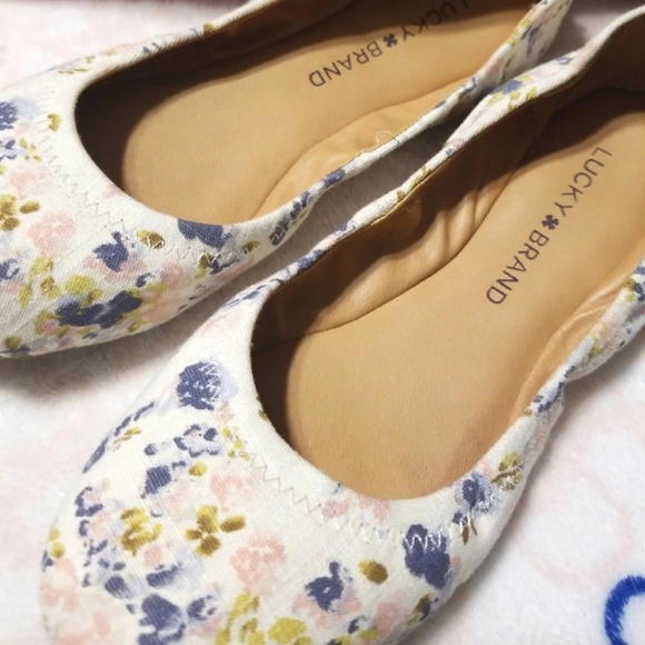 Adorable Lucky Brand Flats - Picture 2 of 4